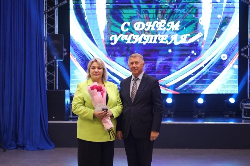 Педагогов Корсаковского муниципального округа поздравили с профессиональным праздником