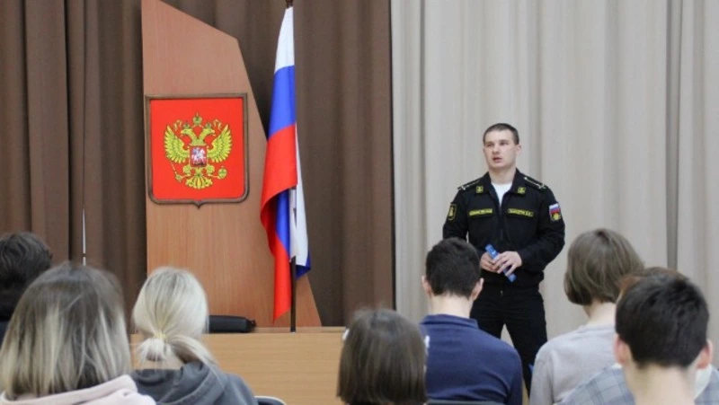 Школьники из Корсакова познакомились с профессией военного моряка