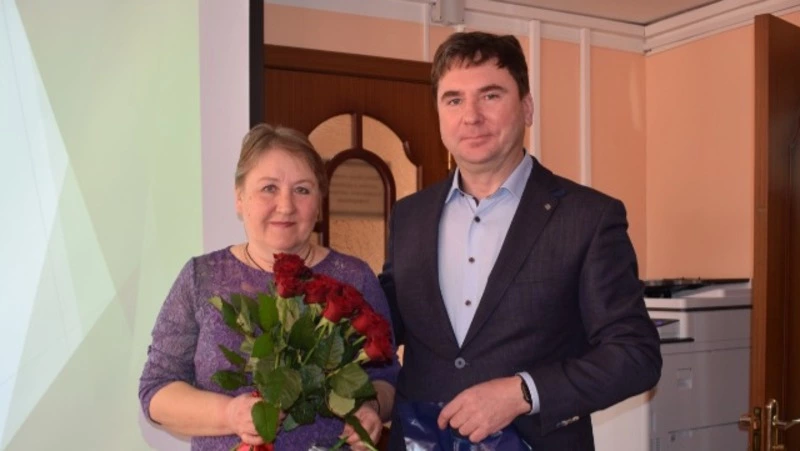 Максим Козлов поздравил с 65-летием заведующую сельской библиотекой Ирину Таитову