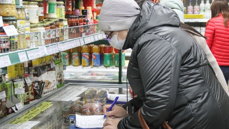 В Корсакове продолжается рейд по социальным магазинам