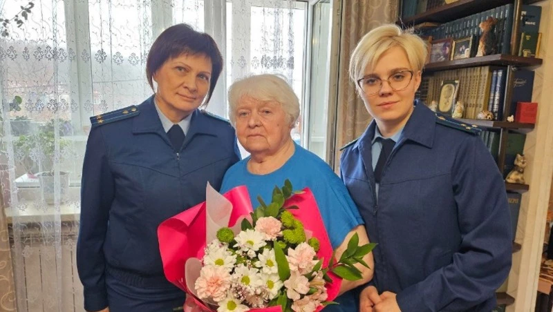 Работники Корсаковской городской прокуратуры поздравили жительницу блокадного Ленинграда