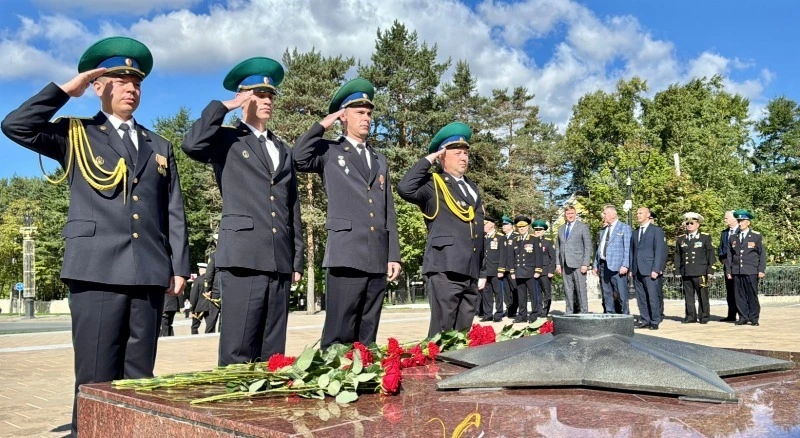 Участники патриотической акции «Беречь Отчизну - долг и честь!» возложили цветы к Вечному огню 