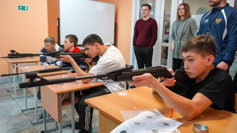 Корсаков готовится к «Зарнице»: школьники борются за право выйти на муниципальный этап