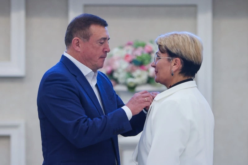 Валерий Лимаренко наградил представителей «Ассамблеи народов России»