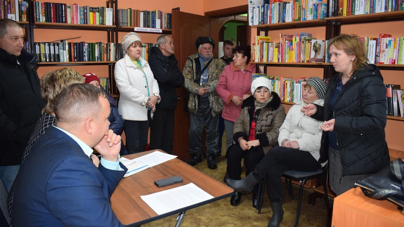 Городская набережная и сельский клуб