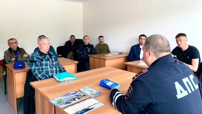 Инспекторы ГИБДД проводят беседы на предприятиях