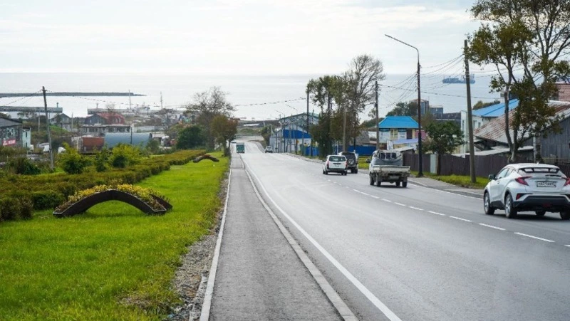 В Корсакове отремонтировали проезжую часть и тротуары двух больших улиц
