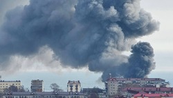 В Корсакове тушат крупный пожар: горит склад на улице Портовой