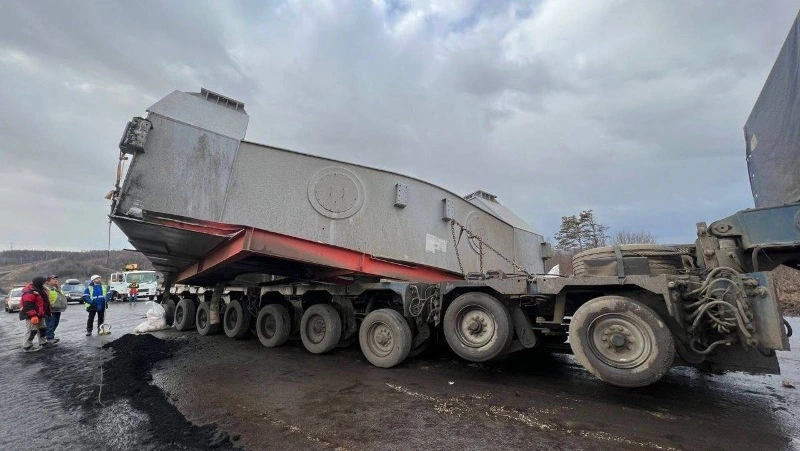 Гигантская деталь угольного стакера-реклаймера слетела с автотрала на Сахалине