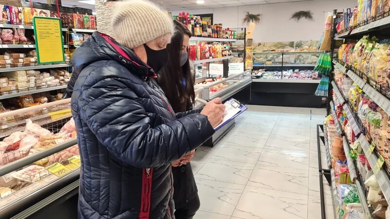 Желтые ценники под пристальным вниманием «серебряных» волонтеров
