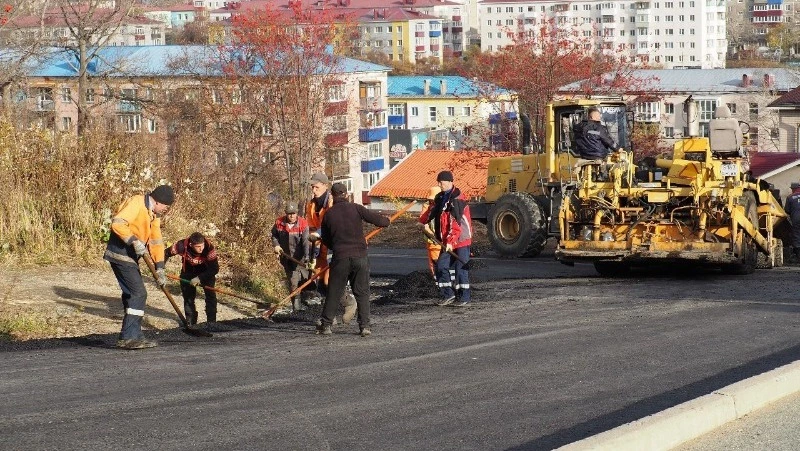 Новый асфальт появился на улице Подгорной в Корсакове