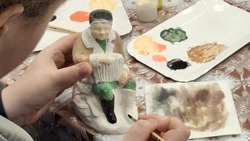 Школьники Корсакова нарисовали Василия Тёркина на мастер-классе в КДЦ «Океан»