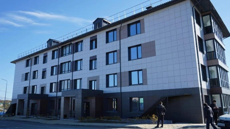 В селе Раздольное Корсаковского района завершено строительство нового дома на 32 квартиры