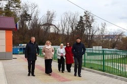 Наталия Куприна оценила обновленную территорию детского сада «Золотой петушок»