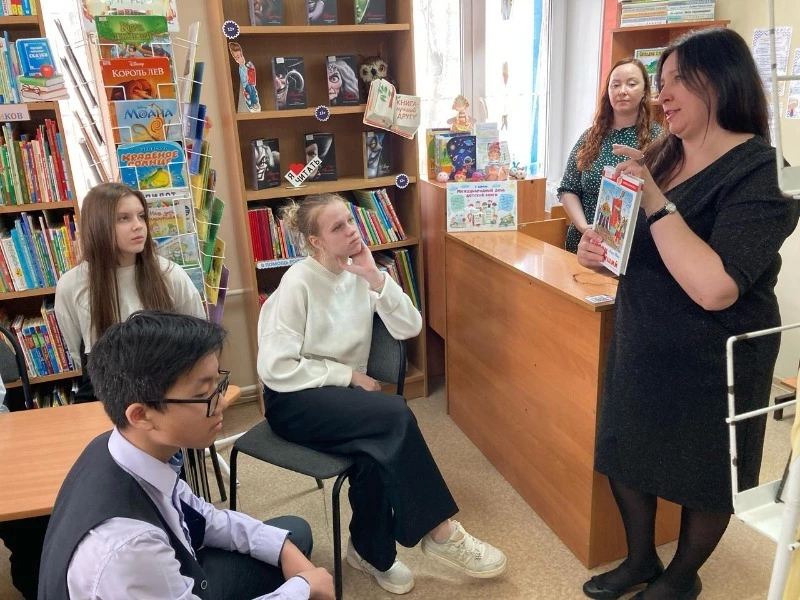Корсаковским подросткам рассказали о работе библиотекаря