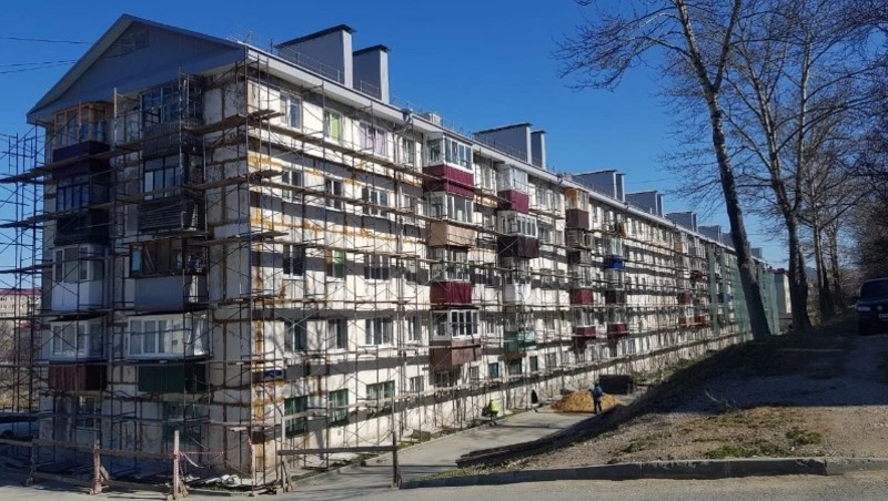 В Корсаковском районе приступили к капитальному ремонту жилищного фонда