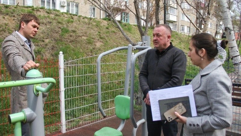 Во дворах обследуют детские игровые площадки