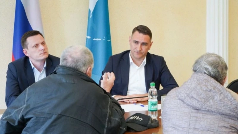 Мэр Корсакова решает проблемы жителей