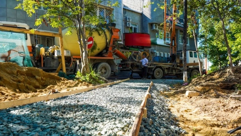 Благоустройство нового сквера завершают в центре Корсакова