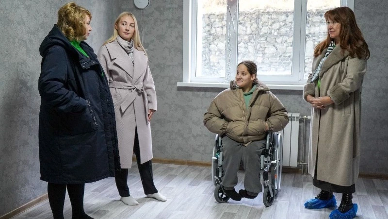 Корсаковская сирота Яна получила ключи от собственной квартиры!