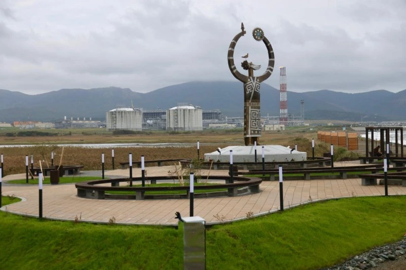На берегу моря в Корсаковском районе установлена восьмиметровая скульптура «Отец Сахалин»