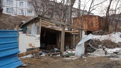 В Корсакове сносят заброшенные постройки