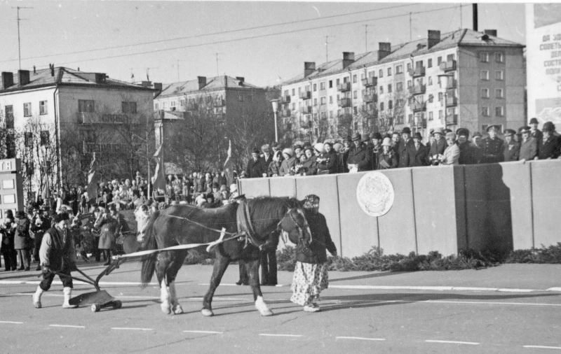 7 ноября: как в Корсакове отмечали главный праздник советской эпохи