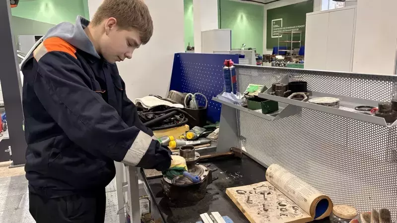 Сахалинские студенты-автомеханики готовят автомобиль УАЗ для участников СВО