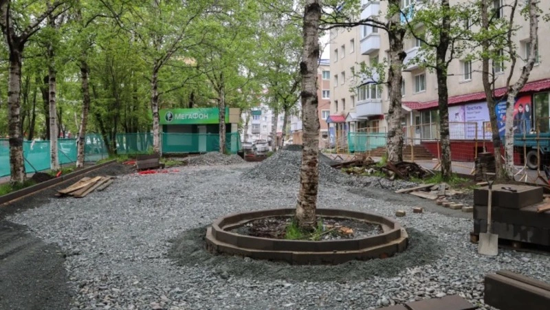В Корсакове продолжают благоустраивать общественные пространства