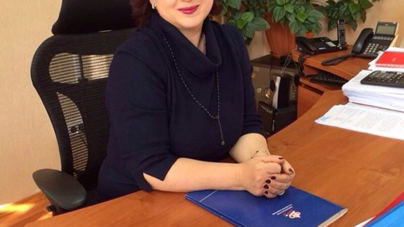 Работать в команде,  а не по команде