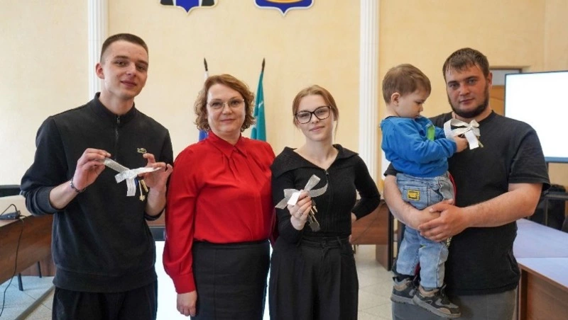 Четверо корсаковских сирот получили ключи от собственных квартир