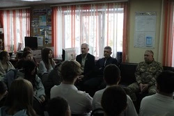 В корсаковской библиотеке школьники встретились с ветеранами боевых действий