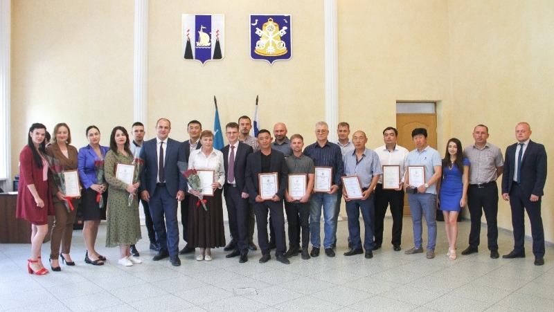 Корсаковских строителей поздравили с профессиональным праздником