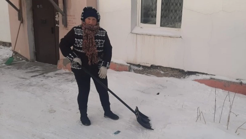 Дворник украсила рисунками подъезд дома