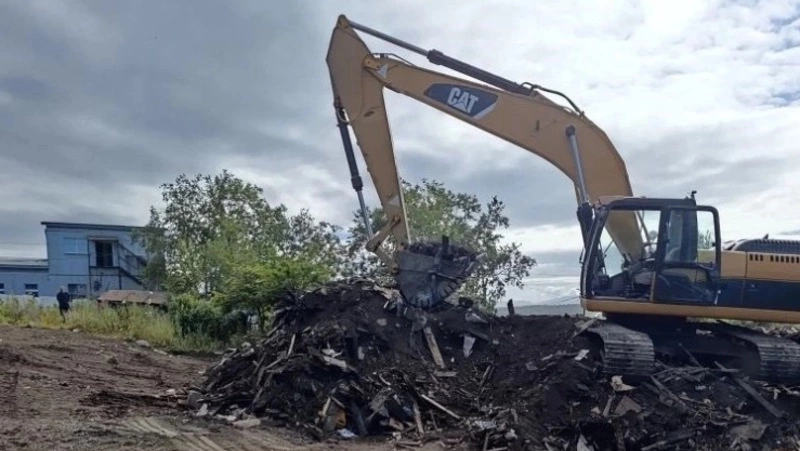 В Корсакове предприниматели помогли снести аварийные и бесхозные постройки