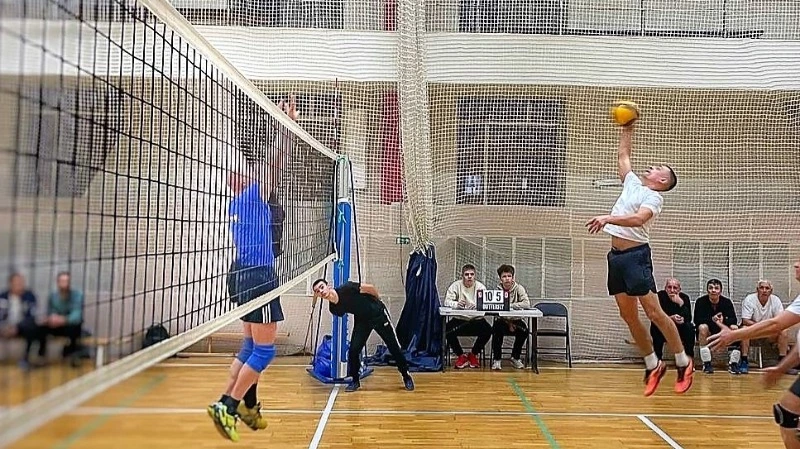 Победителем первой игры открытого Чемпионата по волейболу стала команда «Маяк»