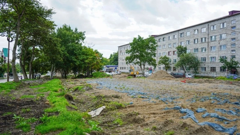 Для нового сквера в Корсакове завезли стройматериалы