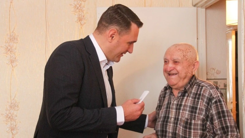 С наступающим Новым годом поздравили ветерана ВОВ Ивана Михайловича Романенко