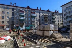 В Корсакове идет планомерное обновление дворовых территорий.