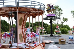 В Корсакове началась установка первых аттракционов в городском парке