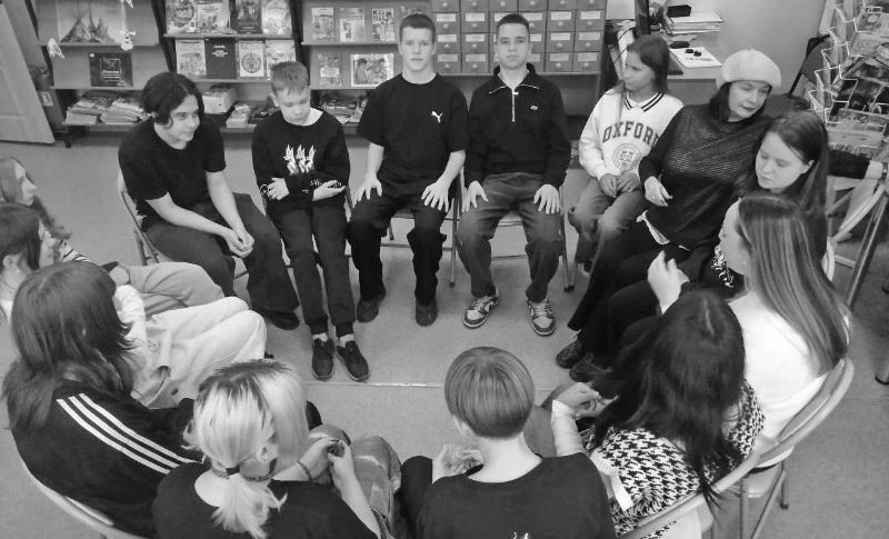 Мастер-класс по актерскому мастерству для школьников прошел в Корсаковской библиотеке