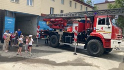 В Корсакове продолжаются профориентационные экскурсии в пожарную часть