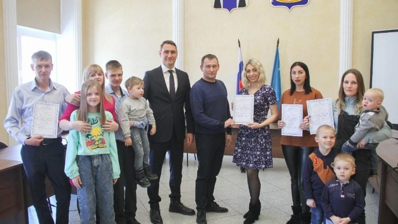 Шесть корсаковских семей получили социальные выплаты на приобретение жилья