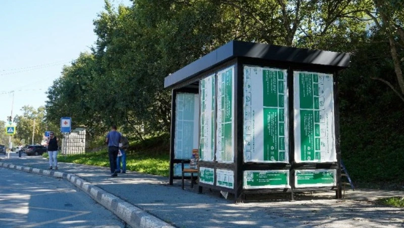 В Корсакове продолжается работа по замене остановочных павильонов 