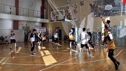В Корсакове прошел открытый рождественский турнир по баскетболу