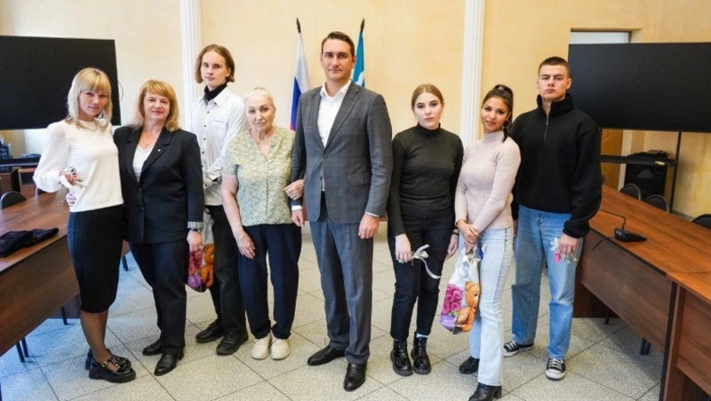 В Корсакове дети-сироты получили ключи от новых квартир