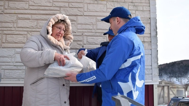 В Корсакове волонтеры начали раздавать свежемороженую навагу семьям мобилизованных