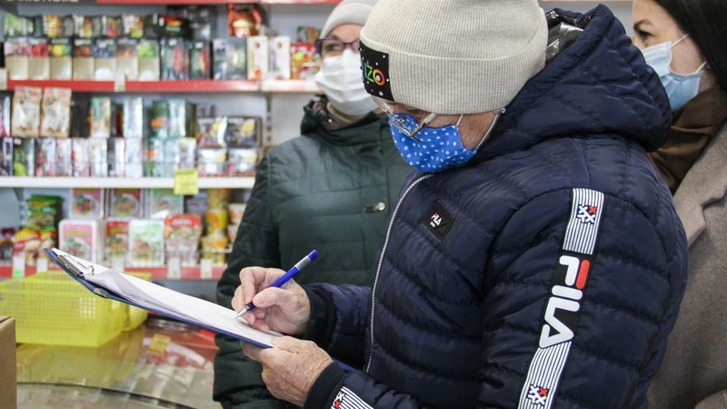 Волонтеры продолжают мониторить социальные цены в Корсакове