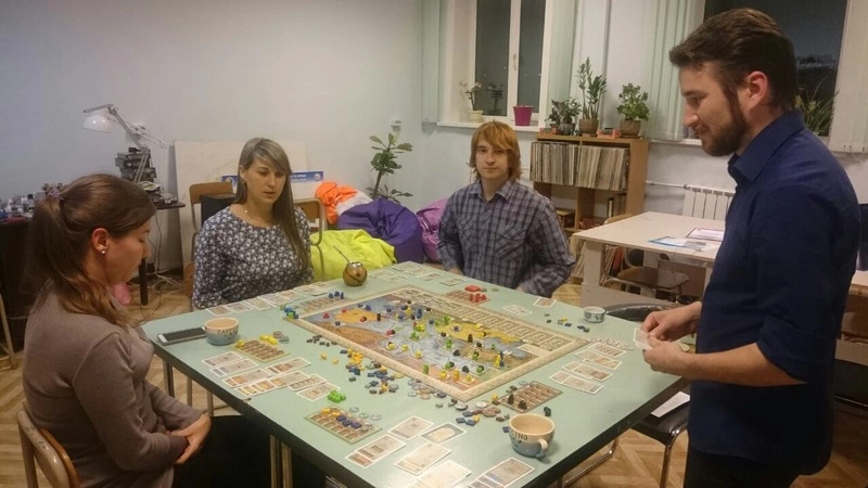 Люди, которые играют в игры