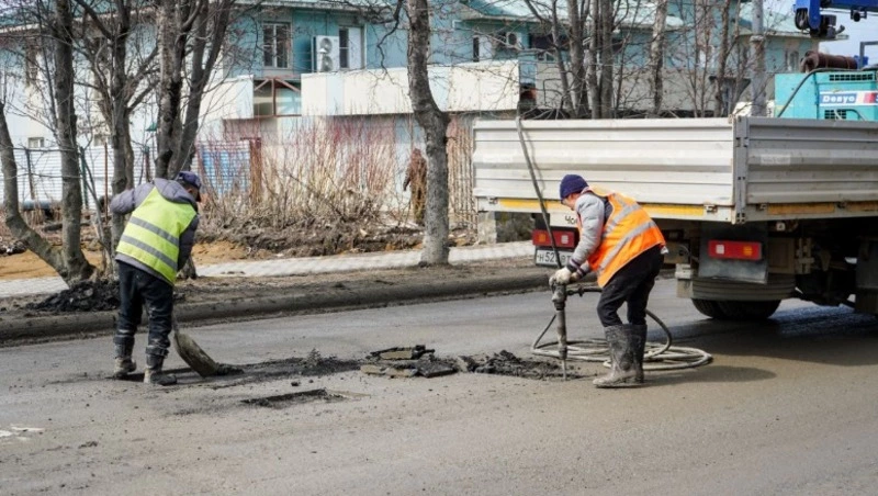 Ямочный ремонт дорог на юге Сахалина завершат к 1 июня